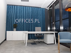 Aranżacja okien - Turkusowe zasłony na systemie fala. - zdjęcie od Office5 - studio dekoracji okien