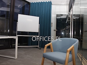 Aranżacja okien - Turkusowe zasłony na systemie fala. - zdjęcie od Office5 - studio dekoracji okien
