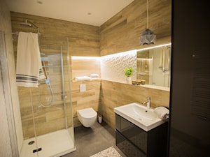 Kopciuszek - Średnia bez okna z lustrem z marmurową podłogą łazienka, styl nowoczesny - zdjęcie od Izabela Śmigórska - projektowanie wnętrz