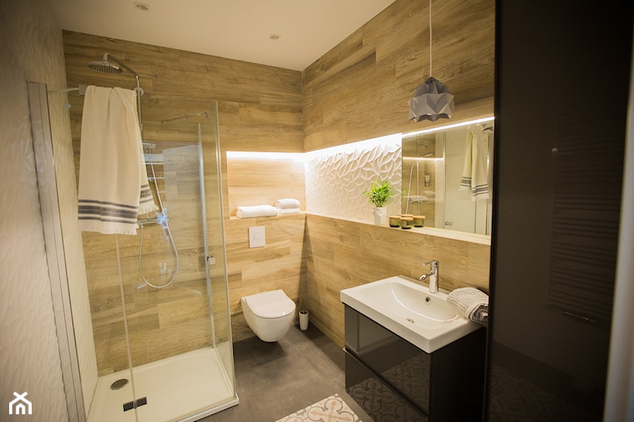Kopciuszek - Średnia bez okna z lustrem z marmurową podłogą łazienka, styl nowoczesny - zdjęcie od Izabela Śmigórska - projektowanie wnętrz