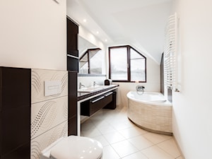 Wnętrze stylowy 3 - Średnia na poddaszu z lustrem z dwoma umywalkami łazienka z oknem, styl nowoczesny - zdjęcie od Stylowy Projekt - Monika Zawistowska