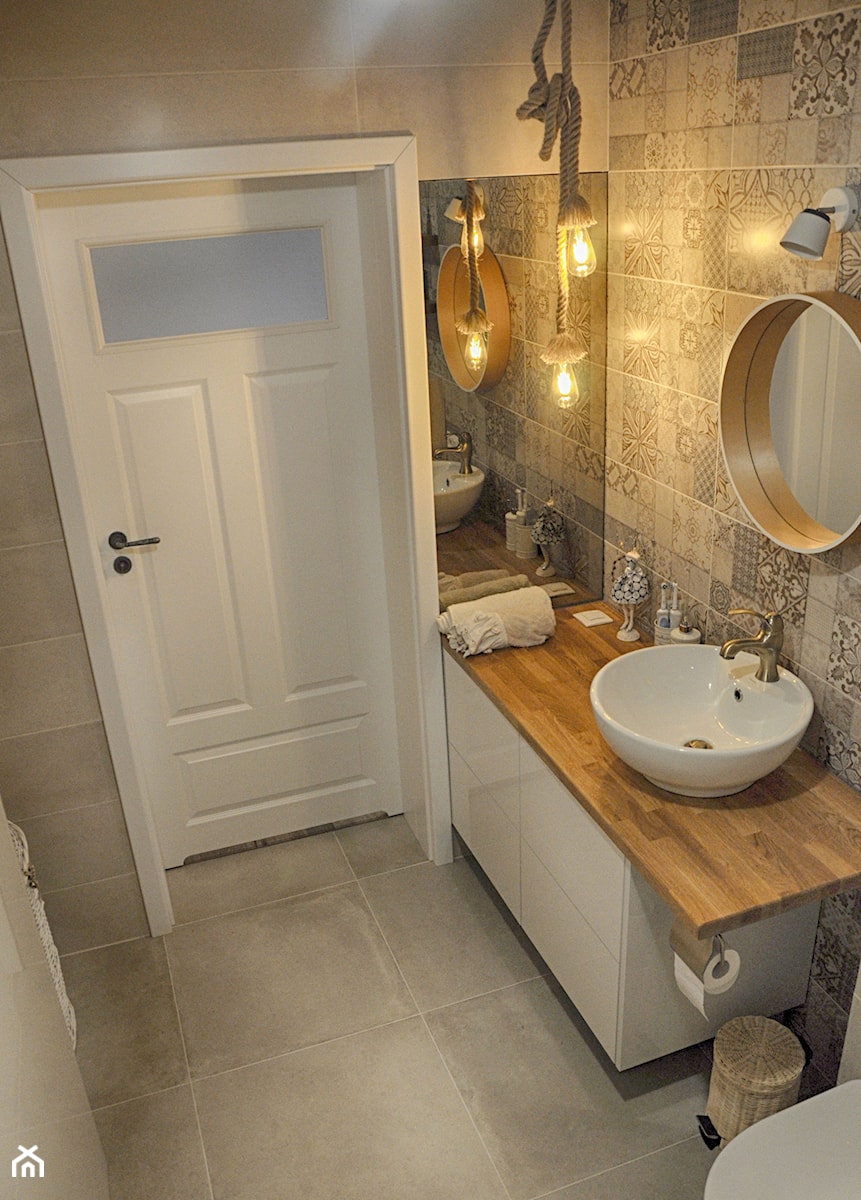 Łazienka patchworkowa - Mała bez okna z lustrem łazienka, styl rustykalny - zdjęcie od rebelle.concept