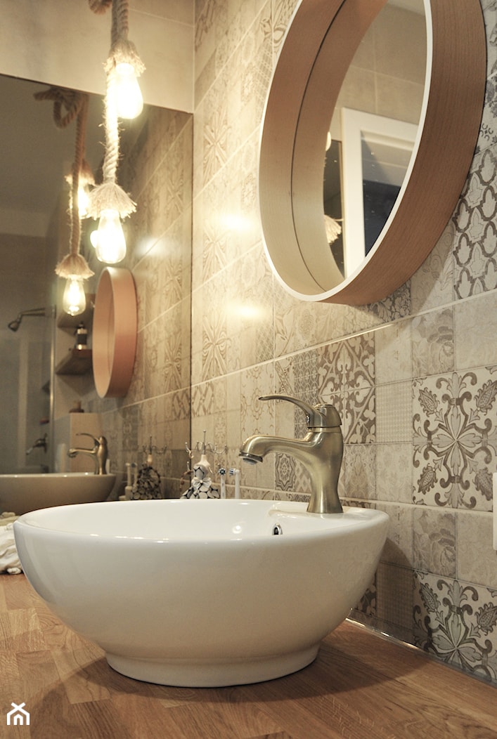 Łazienka patchworkowa - Mała na poddaszu bez okna łazienka, styl rustykalny - zdjęcie od rebelle.concept - Homebook