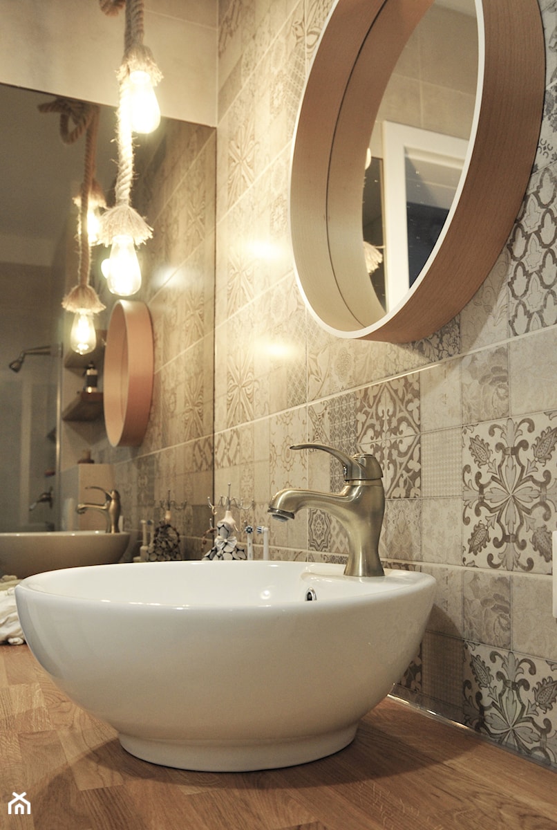 Łazienka patchworkowa - Mała na poddaszu bez okna łazienka, styl rustykalny - zdjęcie od rebelle.concept