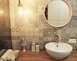 Łazienka patchworkowa - Mała na poddaszu bez okna z lustrem łazienka, styl rustykalny - zdjęcie od rebelle.concept - Homebook