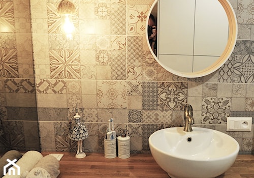 Łazienka patchworkowa - Mała na poddaszu bez okna z lustrem łazienka, styl rustykalny - zdjęcie od rebelle.concept