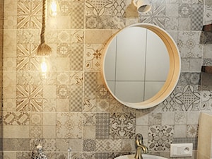Łazienka patchworkowa - Mała bez okna z lustrem łazienka, styl rustykalny - zdjęcie od rebelle.concept