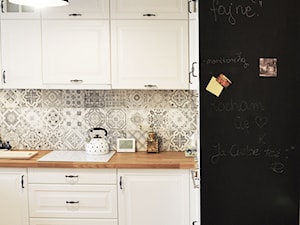 Kuchnia rustykalna - Średnia otwarta szara z zabudowaną lodówką kuchnia w kształcie litery l, styl rustykalny - zdjęcie od rebelle.concept