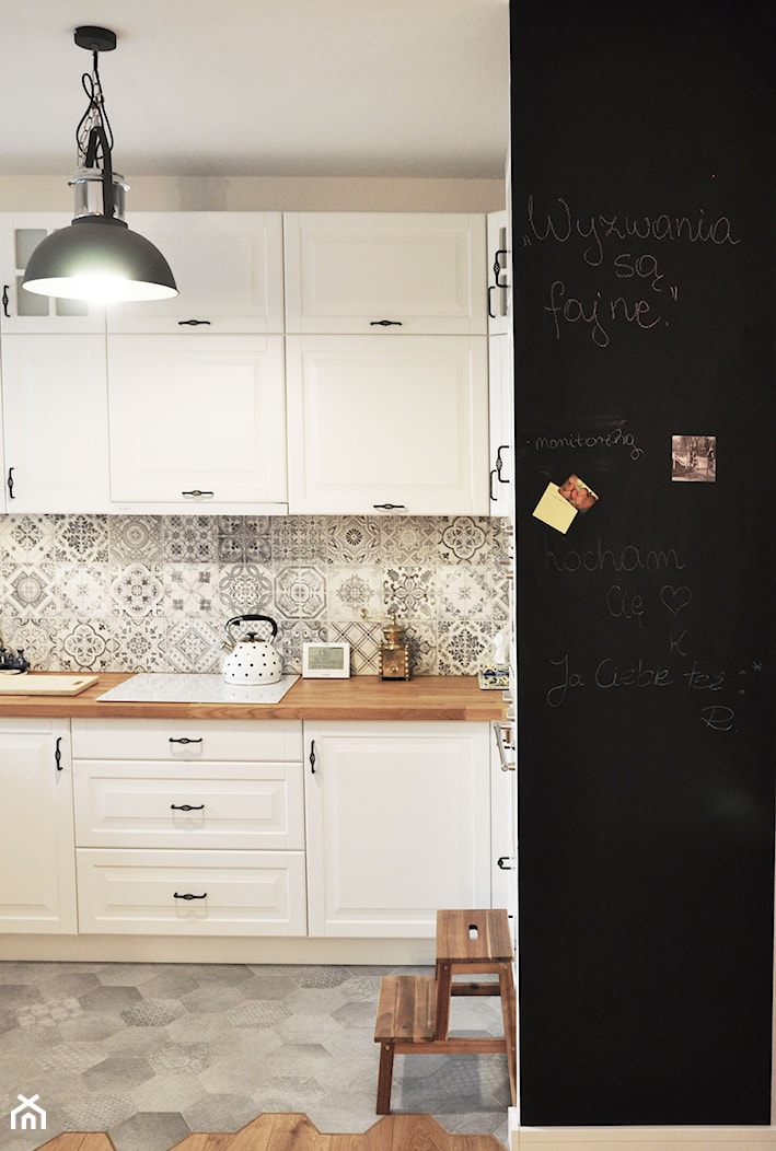 Kuchnia rustykalna - Średnia otwarta szara z zabudowaną lodówką kuchnia w kształcie litery l, styl rustykalny - zdjęcie od rebelle.concept - Homebook