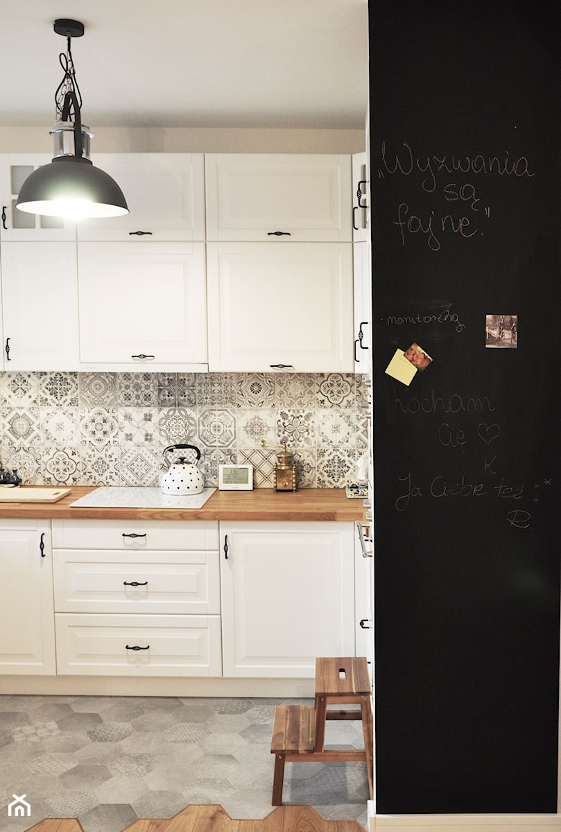 Kuchnia rustykalna - Średnia otwarta szara z zabudowaną lodówką kuchnia w kształcie litery l, styl rustykalny - zdjęcie od rebelle.concept