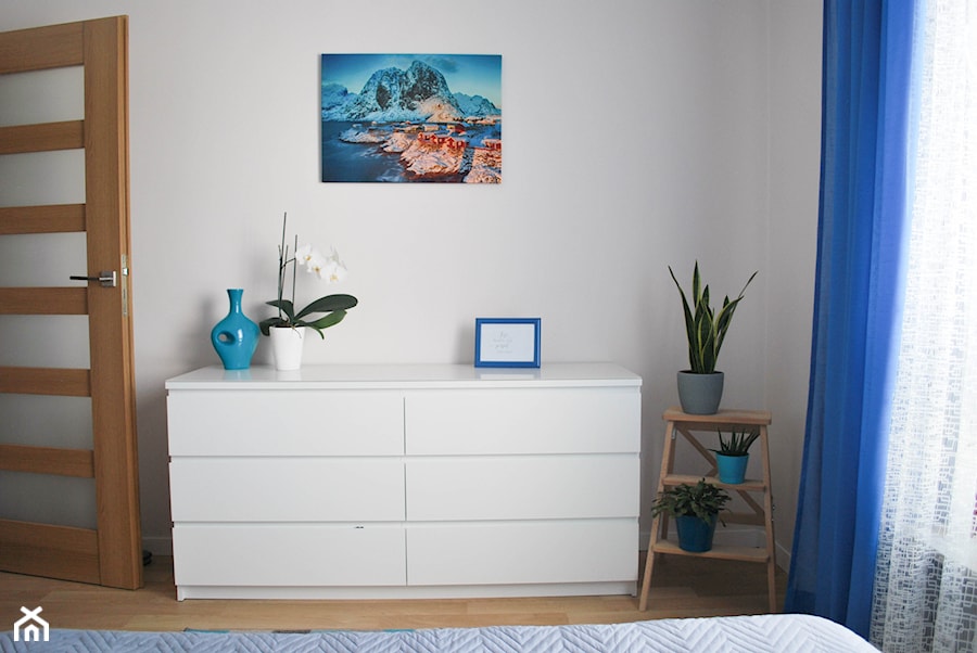 Mieszkanie dwupokojowe - Średnia biała sypialnia, styl nowoczesny - zdjęcie od kfprojekty