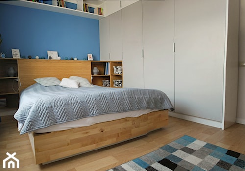 Mieszkanie dwupokojowe - Średnia biała niebieska sypialnia, styl nowoczesny - zdjęcie od kfprojekty