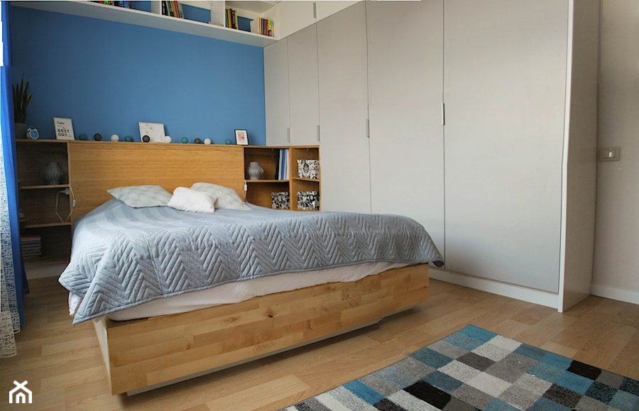 Mieszkanie dwupokojowe - Średnia biała niebieska sypialnia, styl nowoczesny - zdjęcie od kfprojekty