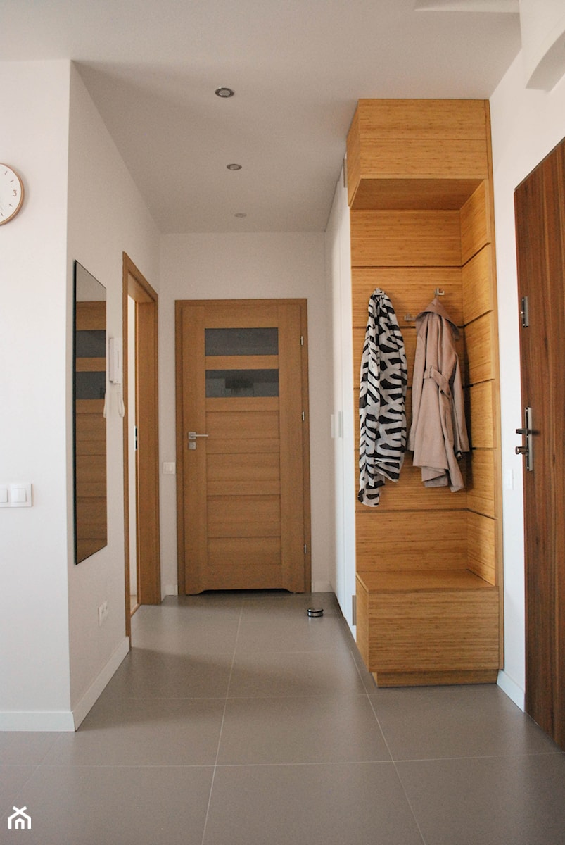 Mieszkanie dwupokojowe - Średni z wieszakiem biały hol / przedpokój, styl skandynawski - zdjęcie od kfprojekty