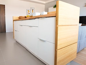 Mieszkanie dwupokojowe - Mała otwarta z salonem szara kuchnia jednorzędowa, styl skandynawski - zdjęcie od kfprojekty