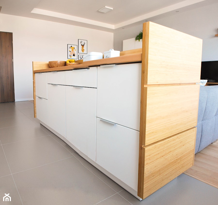 Mieszkanie dwupokojowe - Mała otwarta z salonem szara kuchnia jednorzędowa, styl skandynawski - zdjęcie od kfprojekty