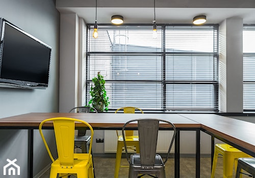 Biuro NutriCon - Mała szara jadalnia w salonie, styl industrialny - zdjęcie od pim concept
