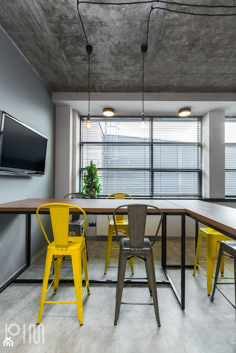 Biuro NutriCon - Mała szara jadalnia w salonie, styl industrialny - zdjęcie od pim concept