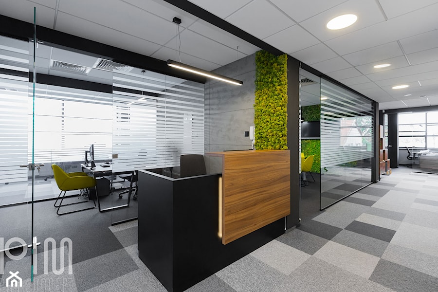 Biuro NutriCon - Duże z zabudowanym biurkiem szare biuro, styl nowoczesny - zdjęcie od pim concept
