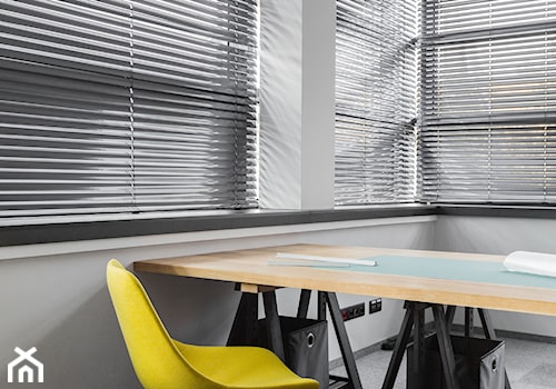 Biuro NutriCon - Małe szare biuro, styl industrialny - zdjęcie od pim concept