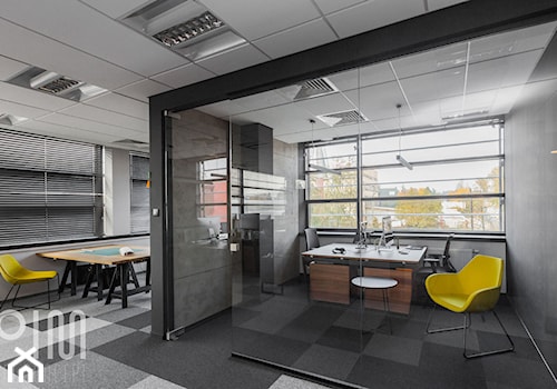 Biuro NutriCon - Duże szare biuro, styl industrialny - zdjęcie od pim concept