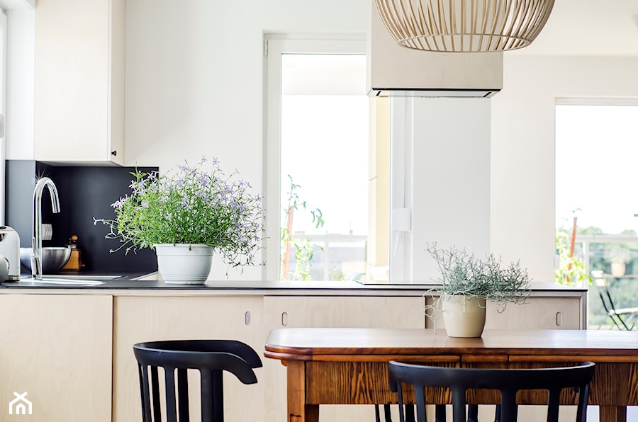 Mieszkanie z widokiem || Marcelińska - Średnia beżowa biała jadalnia w kuchni, styl nowoczesny - zdjęcie od Atelier Starzak Strebicki