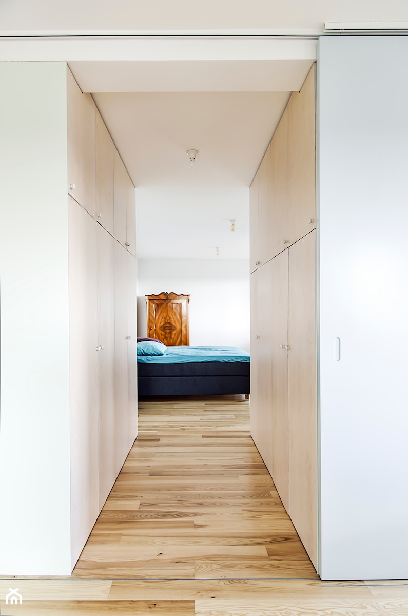 Mieszkanie z widokiem || Marcelińska - Średni biały hol / przedpokój, styl nowoczesny - zdjęcie od Atelier Starzak Strebicki