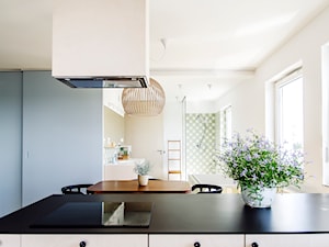 Mieszkanie z widokiem || Marcelińska - Mała otwarta z salonem biała z zabudowaną lodówką kuchnia jednorzędowa z oknem, styl nowoczesny - zdjęcie od Atelier Starzak Strebicki