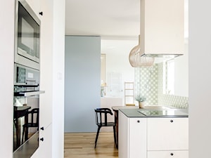Mieszkanie z widokiem || Marcelińska - Średnia otwarta z salonem z kamiennym blatem biała z zabudowaną lodówką kuchnia w kształcie litery g z oknem, styl nowoczesny - zdjęcie od Atelier Starzak Strebicki