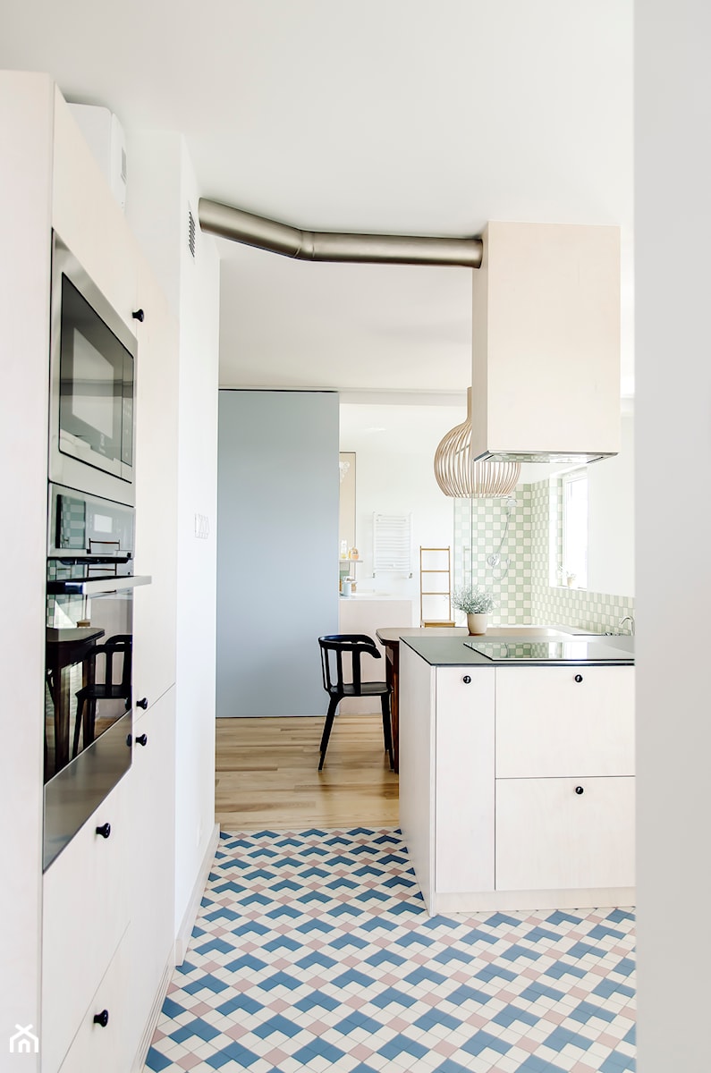 Mieszkanie z widokiem || Marcelińska - Średnia otwarta z salonem z kamiennym blatem biała z zabudowaną lodówką kuchnia w kształcie litery g z oknem, styl nowoczesny - zdjęcie od Atelier Starzak Strebicki