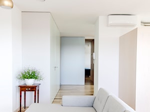 Mieszkanie z widokiem || Marcelińska - Mały biały salon, styl nowoczesny - zdjęcie od Atelier Starzak Strebicki