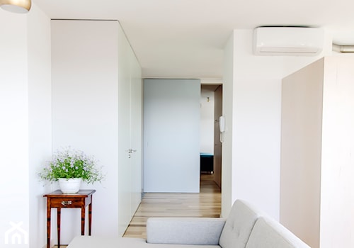 Mieszkanie z widokiem || Marcelińska - Mały biały salon, styl nowoczesny - zdjęcie od Atelier Starzak Strebicki