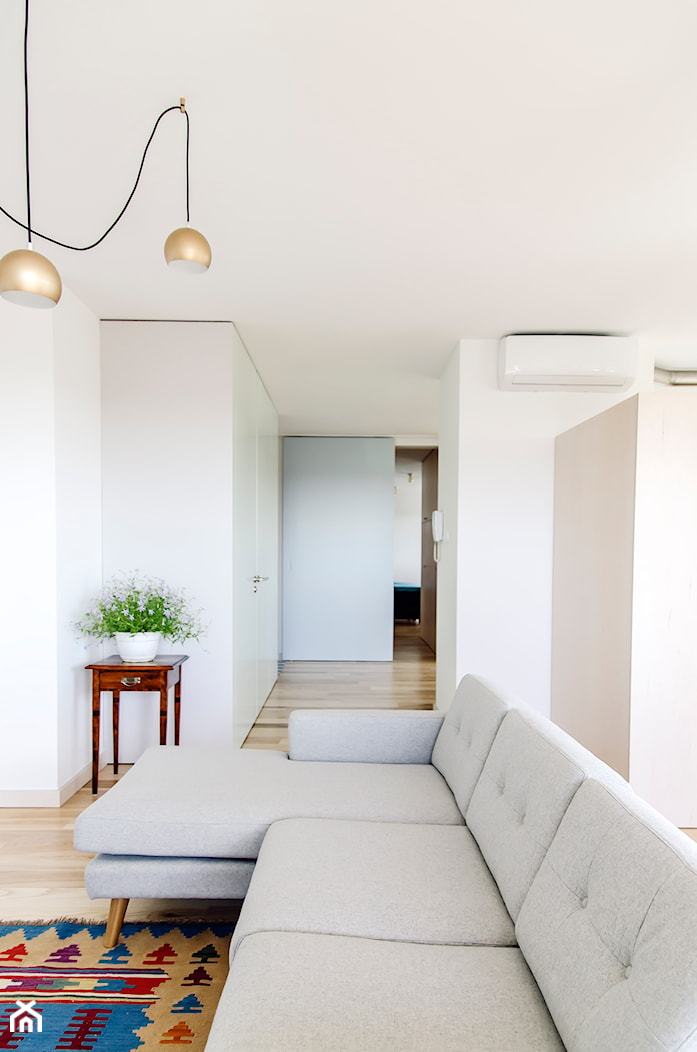 Mieszkanie z widokiem || Marcelińska - Mały biały salon, styl nowoczesny - zdjęcie od Atelier Starzak Strebicki - Homebook