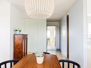 Mieszkanie z widokiem || Marcelińska - Mała biała jadalnia jako osobne pomieszczenie, styl nowoczesny - zdjęcie od Atelier Starzak Strebicki