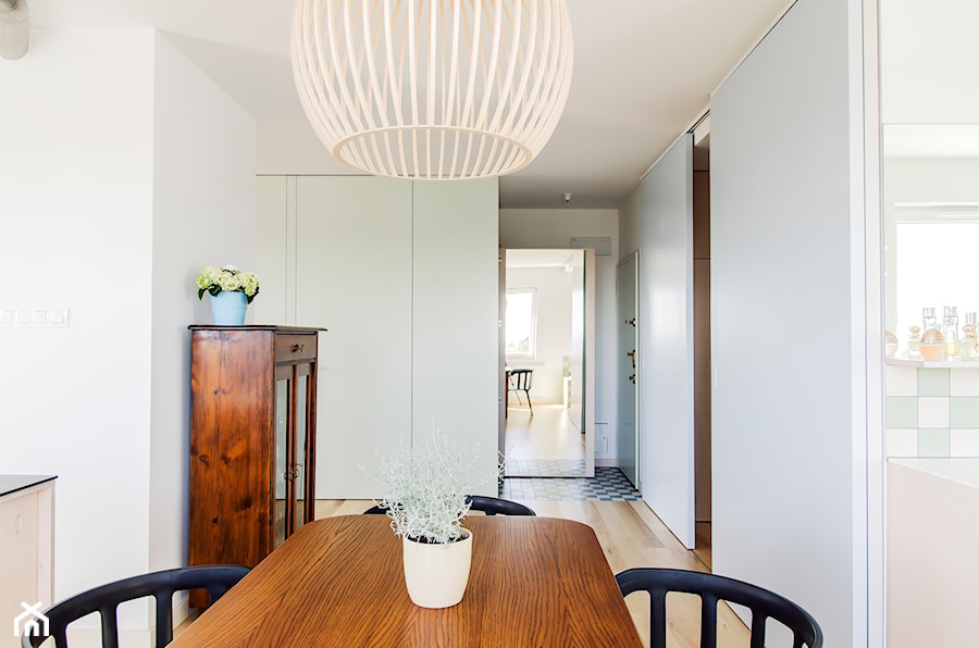 Mieszkanie z widokiem || Marcelińska - Mała biała jadalnia jako osobne pomieszczenie, styl nowoczesny - zdjęcie od Atelier Starzak Strebicki