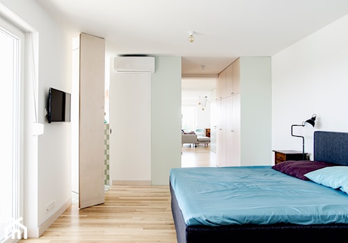 Mieszkanie z widokiem || Marcelińska - Średnia biała sypialnia, styl nowoczesny - zdjęcie od Atelier Starzak Strebicki