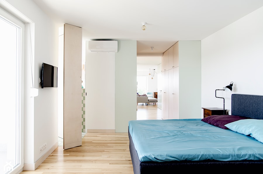Mieszkanie z widokiem || Marcelińska - Średnia biała sypialnia, styl nowoczesny - zdjęcie od Atelier Starzak Strebicki