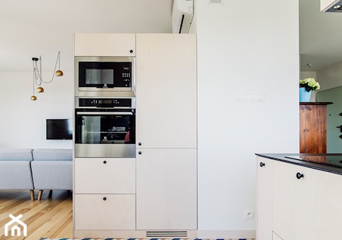 Mieszkanie z widokiem || Marcelińska - Średnia otwarta z salonem biała z zabudowaną lodówką kuchnia dwurzędowa, styl nowoczesny - zdjęcie od Atelier Starzak Strebicki