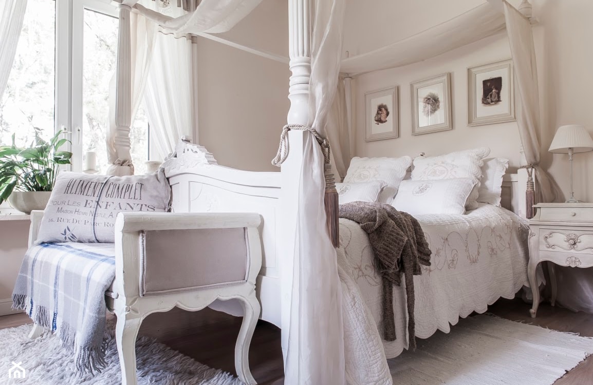 Biała, romantyczna sypialnia