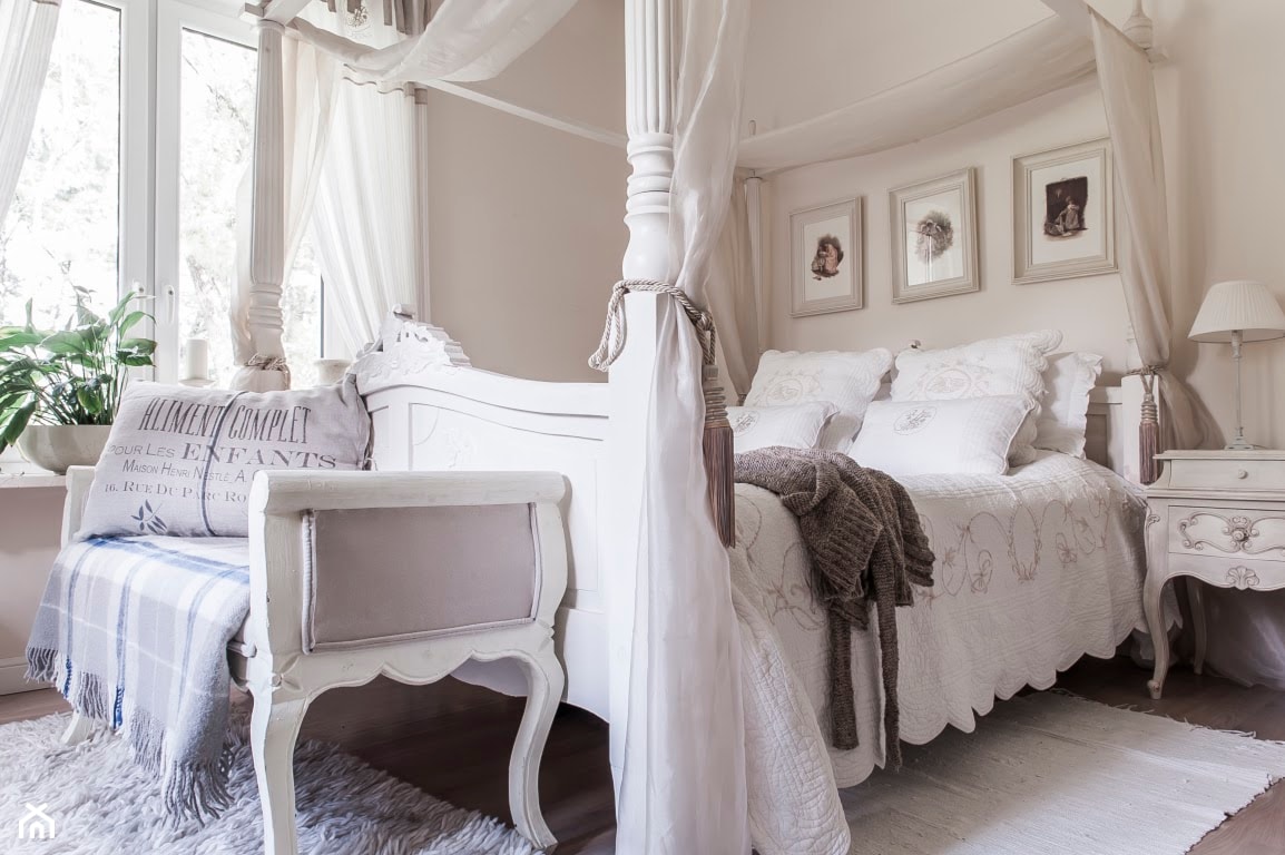 Biała, romantyczna sypialnia
