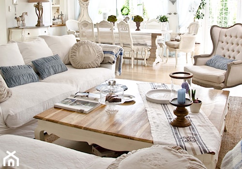 Salon z błęitnymi dodatkami - Średni biały salon z jadalnią, styl prowansalski - zdjęcie od BelleMaison