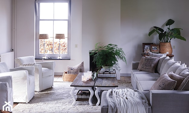 salon w stylu prowansalskim, szara sofa, szary dywan, białe fotel, wiklinowe fotele