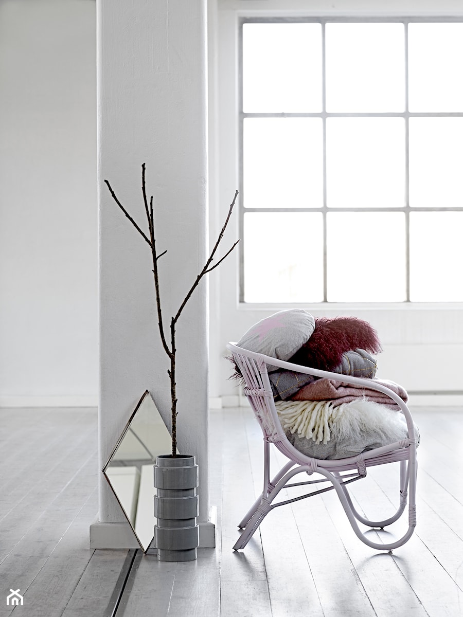 Blooming - Mały biały salon, styl skandynawski - zdjęcie od BelleMaison
