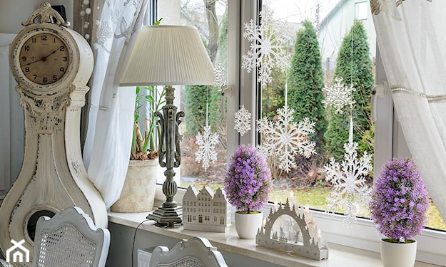 świąteczne śnieżynki w oknie