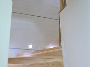Dom Wiśniowa Góra 140m2 - Schody jednobiegowe kręcone drewniane - zdjęcie od BolanowskaStyle