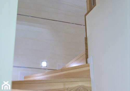 Dom Wiśniowa Góra 140m2 - Schody jednobiegowe kręcone drewniane - zdjęcie od BolanowskaStyle
