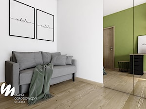 Mieszkanie z czerwoną cegłą w Łodzi - Małe w osobnym pomieszczeniu z sofą białe zielone biuro, styl nowoczesny - zdjęcie od Marta Ogrodowczyk Studio