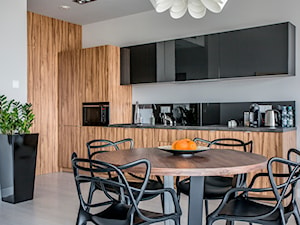 APARTAMENT Z MUZYKĄ W TLE – - Duża otwarta z kamiennym blatem szara z zabudowaną lodówką kuchnia jednorzędowa z kompozytem na ścianie nad blatem kuchennym, styl nowoczesny - zdjęcie od VIVINO Studio
