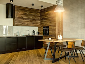 LOFTOWA PRZESTRZEŃ NA 33. PIĘTRZE - Otwarta z salonem biała szara z zabudowaną lodówką z nablatowym zlewozmywakiem kuchnia, styl industrialny - zdjęcie od VIVINO Studio