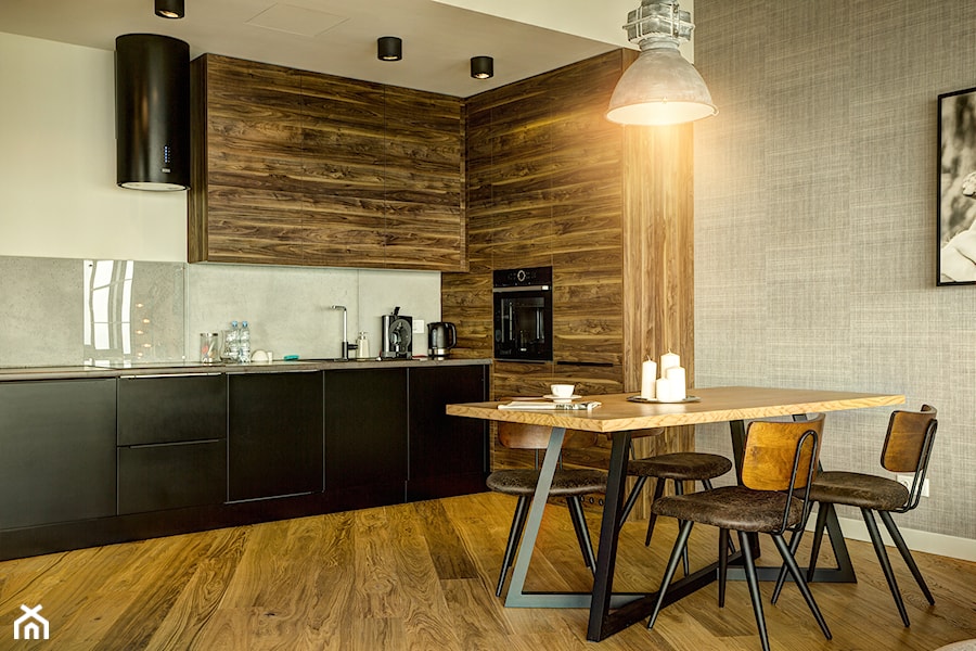 LOFTOWA PRZESTRZEŃ NA 33. PIĘTRZE - Otwarta z salonem biała szara z zabudowaną lodówką z nablatowym zlewozmywakiem kuchnia, styl industrialny - zdjęcie od VIVINO Studio